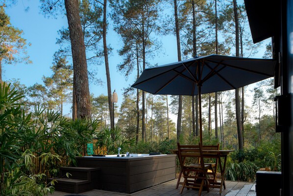 Stuga Deluxe - bubbelpool | 1 sovrum, skrivbord, gratis wi-fi och sängkläder