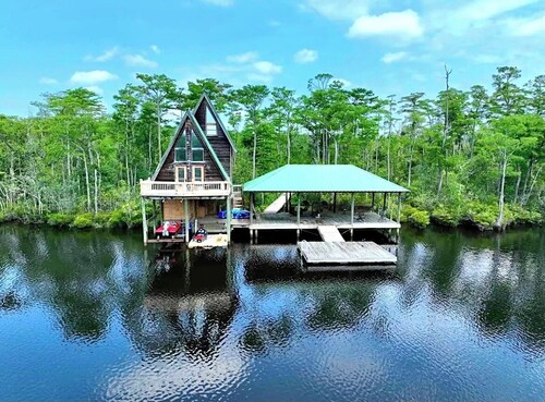 Secluded cabin on the water with jetski, hottub & kayak! Pets OK & early checkin