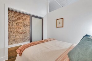 1 bedroom, WiFi, bed sheets - Broughton Bliss Loft- City Market, Plant Riverside (Savannah)