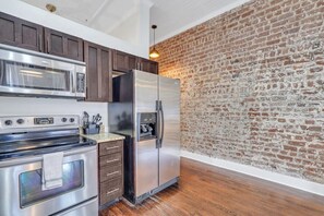 Fridge, microwave, oven, stovetop - Broughton Bliss Loft- City Market, Plant Riverside (Savannah)