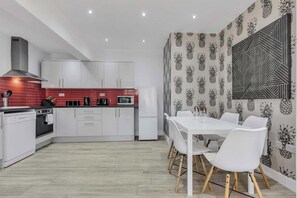 Fridge, stovetop, dishwasher, coffee/tea maker - We Stay Baxter Gate (Loughborough)