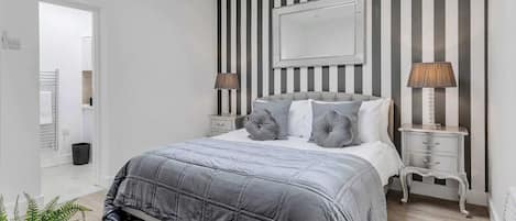 5 bedrooms, iron/ironing board, WiFi, bed sheets