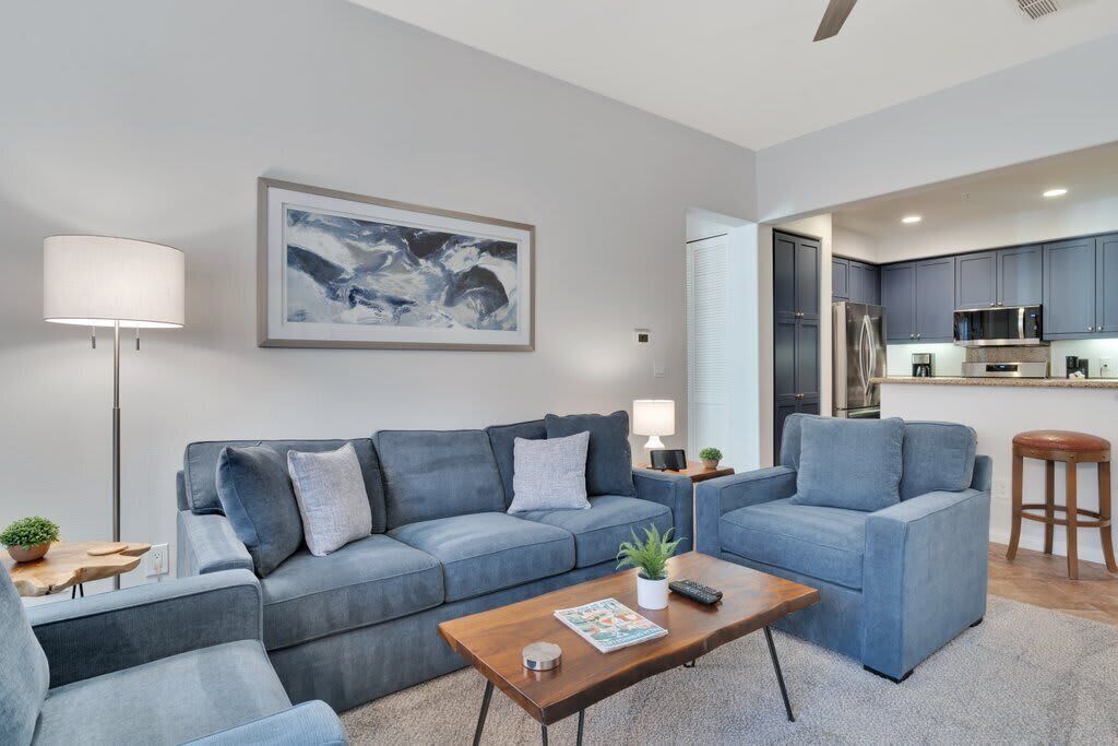 Televisión, chimenea y oficina 