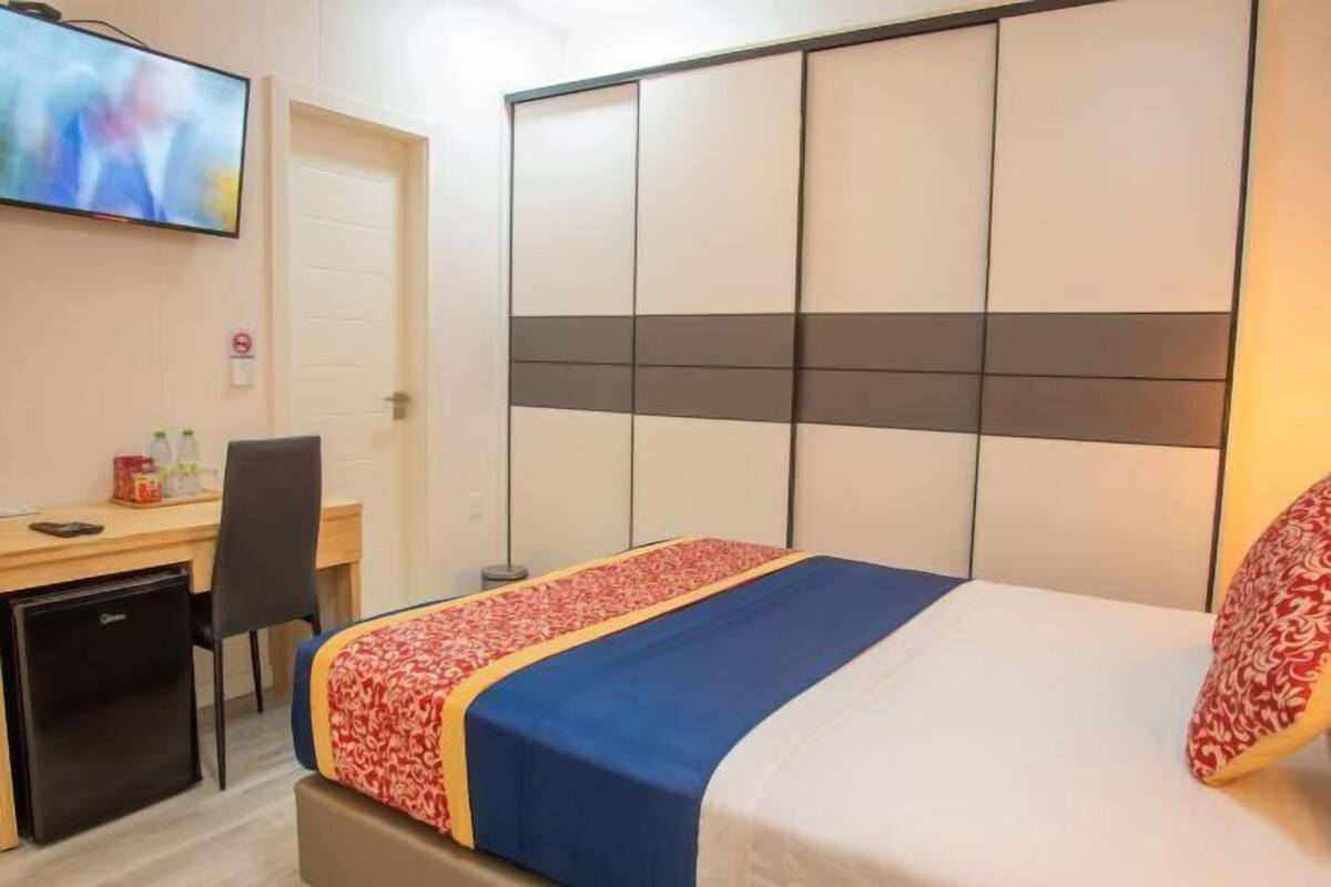 1 slaapkamer, een bureau, verduisterende gordijnen