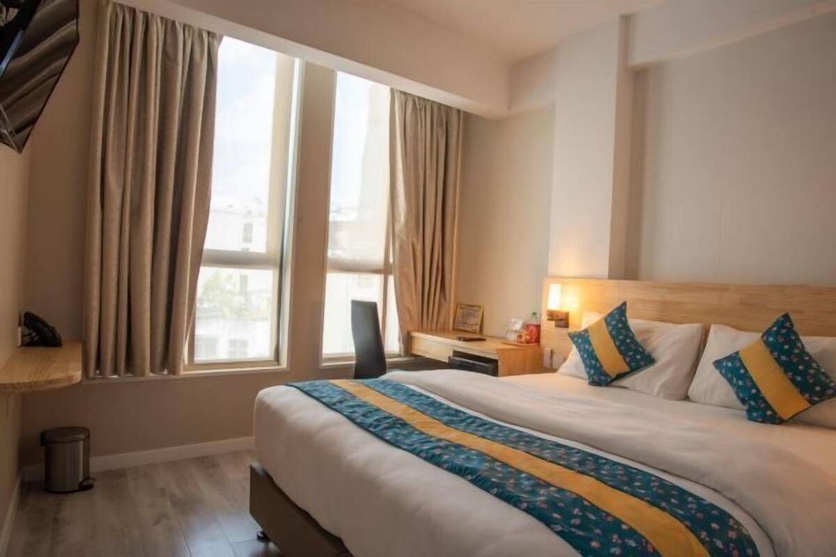 1 slaapkamer, een bureau, verduisterende gordijnen