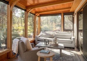 Een smart-tv, een open haard, een tafeltennistafel en boeken