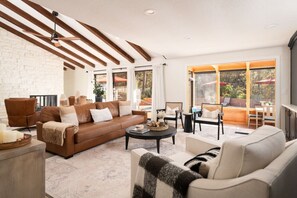 Een smart-tv, een open haard, een tafeltennistafel en boeken