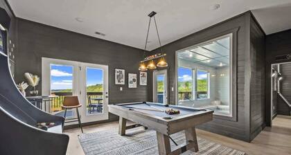 Relaxing Lake House / Pool / Hot Tub / Game Room!
