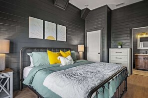 5 slaapkamers, een strijkplank/strijkijzer, wifi, beddengoed