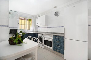 Frigorifero, microonde, forno, piano cottura