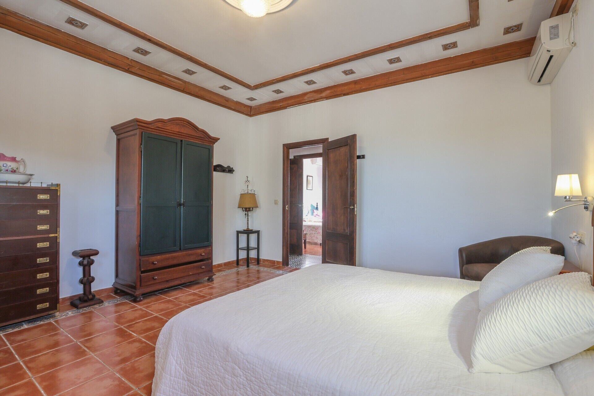 3 室のベッドルーム、WiFi (無料)、ベッドシーツ