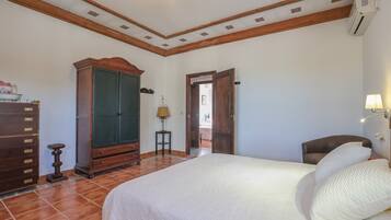 3 室のベッドルーム、WiFi (無料)、ベッドシーツ