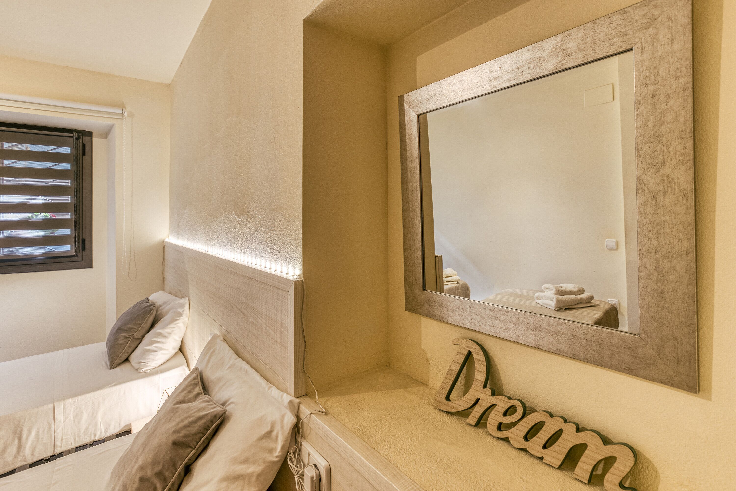 2 slaapkamers, een strijkplank/strijkijzer, gratis wifi, beddengoed