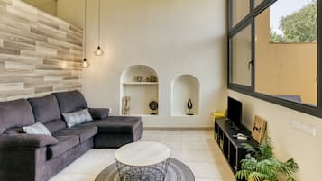 Een televisie en een open haard