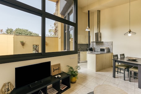 Frigorifero, microonde, forno, piano cottura. Casa di campagna 'L Heura' con terrazza privata, Wi-Fi e aria condizionata