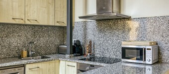 Country House 'L Heura' with Private Terrace, Wi-Fi and Air Conditioning