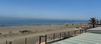 Vacation Home "Beach House El Saladillo" with Sea View, Private Tennis Court & Wi-Fi