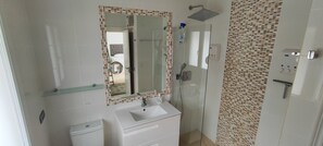 Regadera, secadora de cabello, toallas 