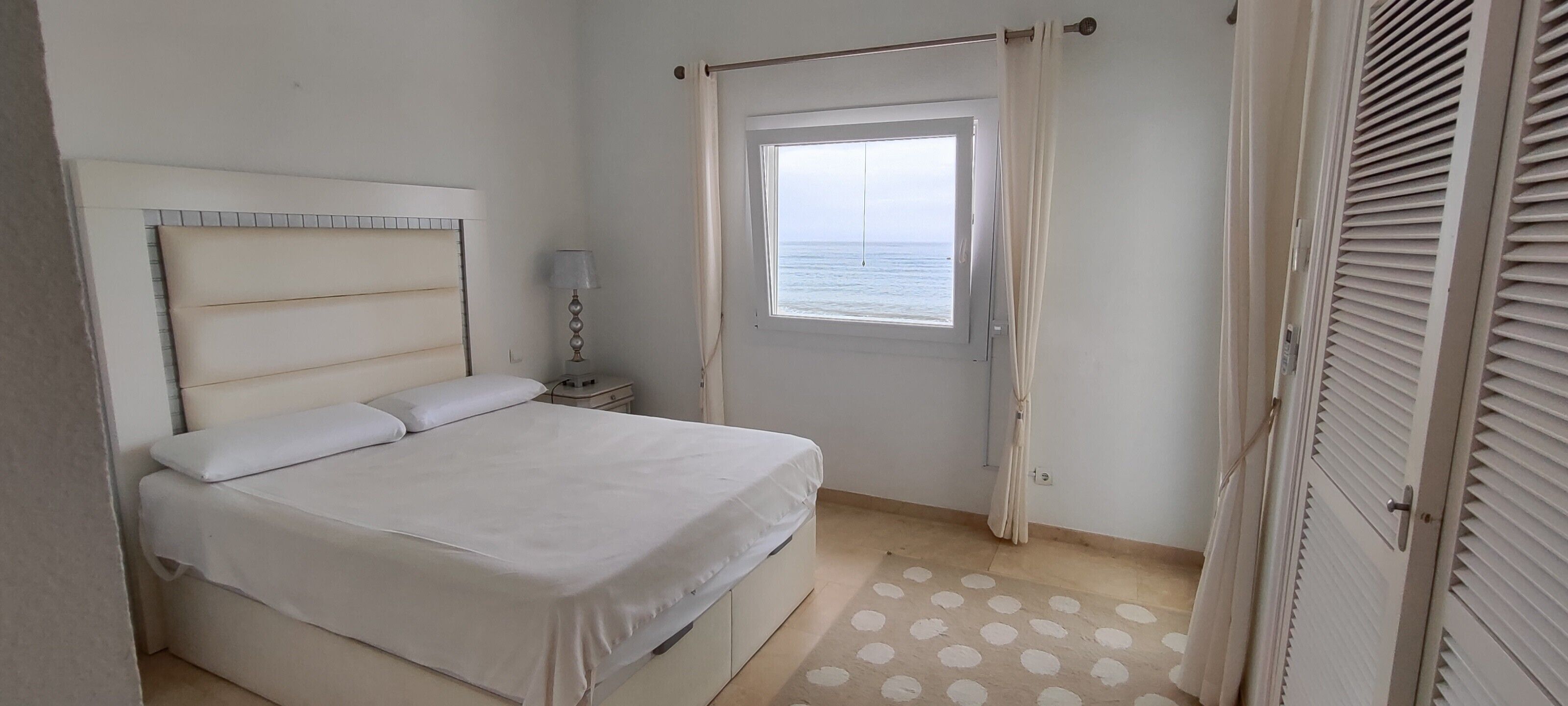 2 slaapkamers, een strijkplank/strijkijzer, gratis wifi, beddengoed