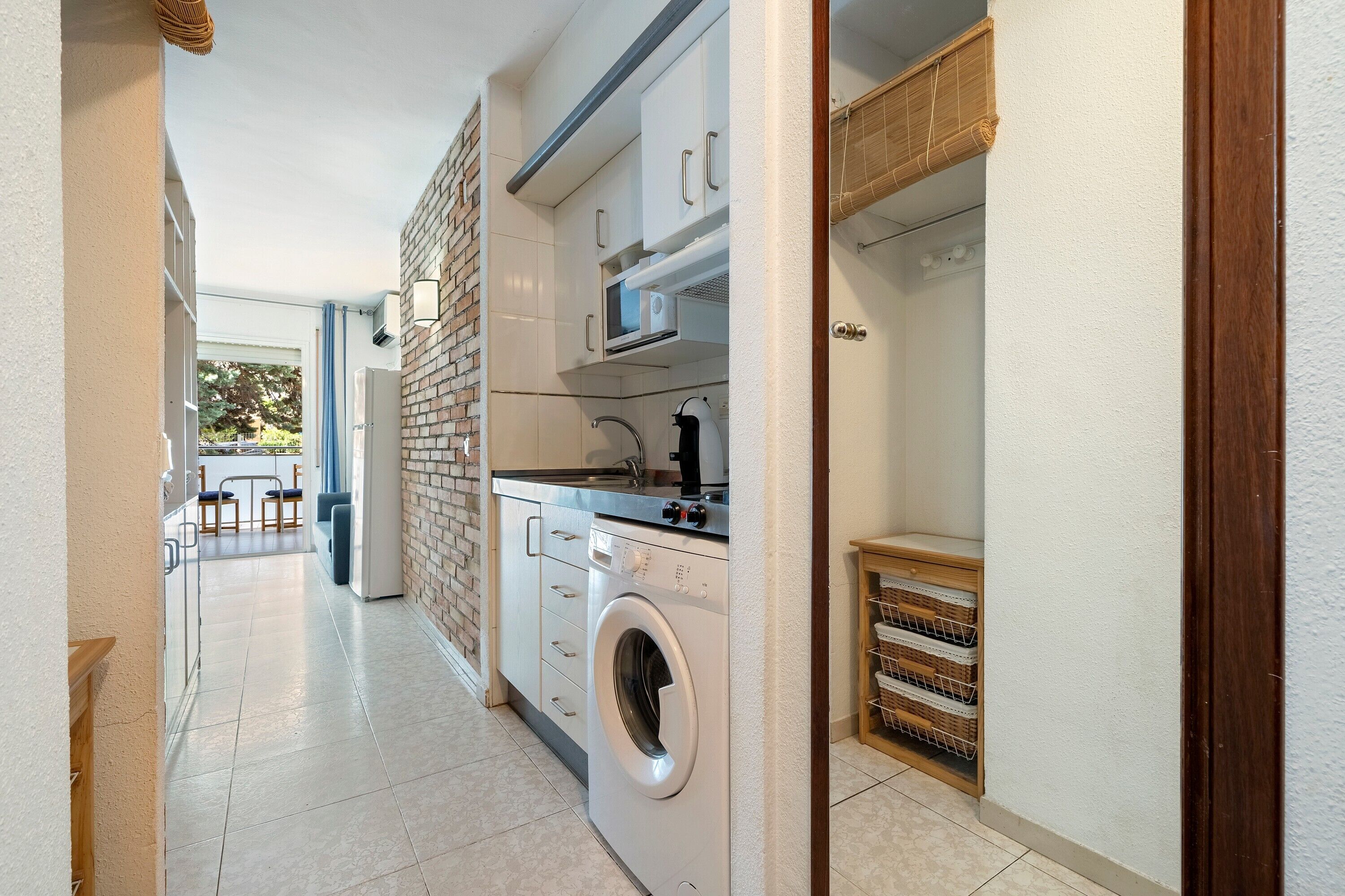 Køleskab, mikrobølgeovn, kogeplade, kaffe-/temaskine