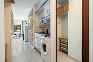 Jääkaappi, mikroaaltouuni, liesi, kahvin-/teenkeitin