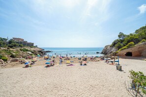 On the beach - Holiday Apartment "Font De Mar" with Sea View, Private Terrace & Shared Pool (Salou)
