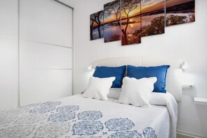 2 bedrooms, iron/ironing board, free WiFi, bed sheets - Holiday Home "Casa Centro Historico Barbate" with Private Terrace and Wi-Fi (Barbate)