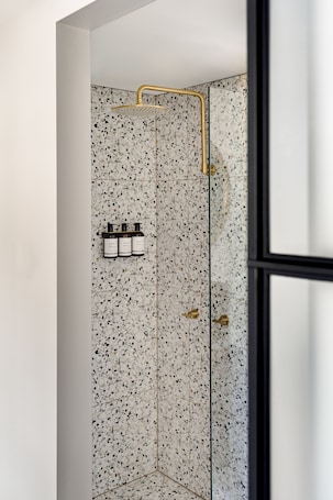Shower, hair dryer, towels. Motel Caloundra
