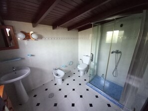 Douche, sèche-cheveux, serviettes fournies