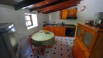 Fridge, oven, stovetop, coffee/tea maker