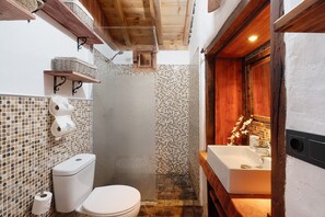 Douche, sèche-cheveux, serviettes fournies