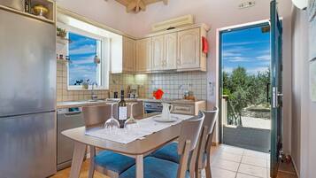 Fridge, stovetop, dishwasher, coffee/tea maker