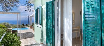 Villa 'Belvedere Verde' con vistas al mar, piscina, terraza y Wi-Fi