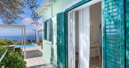 Villa 'Belvedere Verde' con vistas al mar, piscina, terraza y Wi-Fi