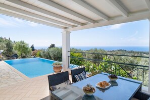 تناول الطعام بالخارج