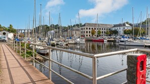 A marina with boats docked, a wooden walkway, and buildings in the background. - Guest House 'Domaine De Pharaon' with Shared Terrace, Wi-Fi and Air Conditioning (Morlaix)