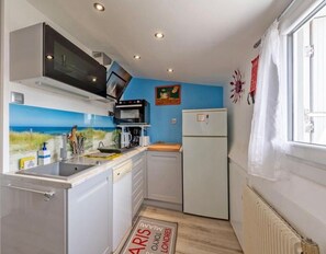 Kylskåp, mikrovågsugn, ugn och spishäll