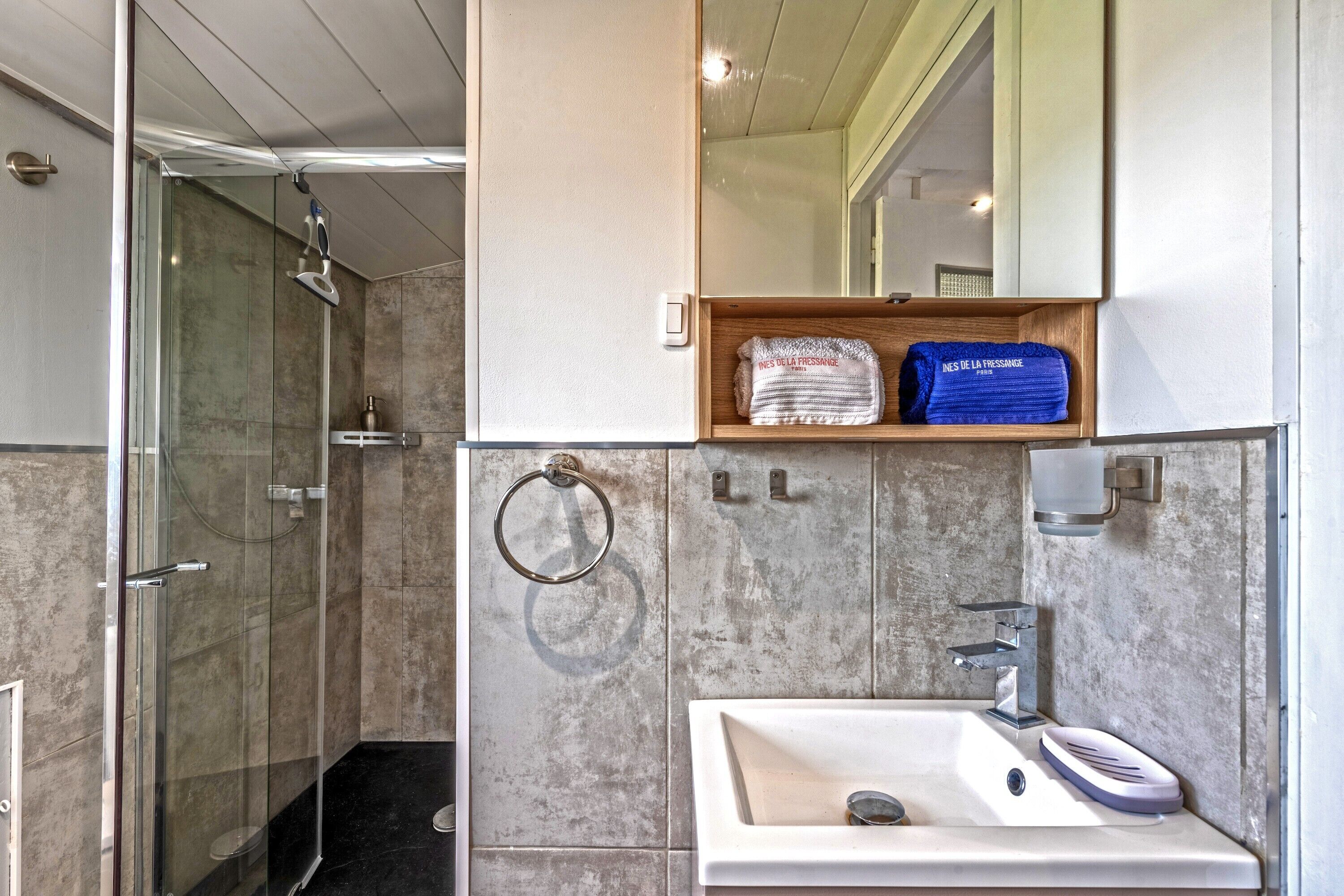 Een douche, een haardroger, handdoeken