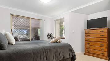 4 bedrooms, iron/ironing board, WiFi, bed sheets