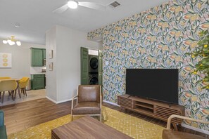 Smart TV - The Squeeze- 4 minute to Magnolia (Waco)