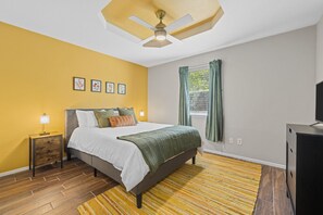 2 bedrooms, iron/ironing board, travel cot, free WiFi - The Squeeze- 4 minute to Magnolia (Waco)