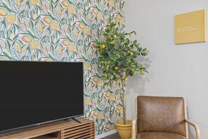 Interior - The Squeeze- 4 minute to Magnolia (Waco)