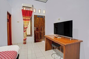 Kamar Double Deluks | Meja kerja dan seprai linen
