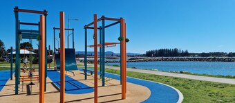 Less than 5min drive to the beach, fishing, snorkelling, restaurants, shop etc
