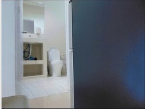 Apartment, 1 Bedroom, Smoking, Patio | Bilik Mandi