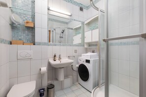 Studio, kjøkken | Bad | Dusj og håndklær