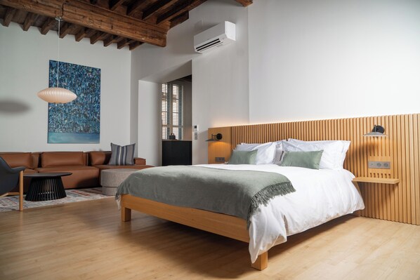 In-room safe, free WiFi, bed sheets