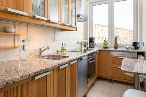 Mikrowelle, Geschirrspüler, Espressomaschine