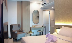 Suite | In-room safe, iron/ironing board, free WiFi, bed sheets - Front One Boutique Hotel Taman Anggrek (Jakarta)