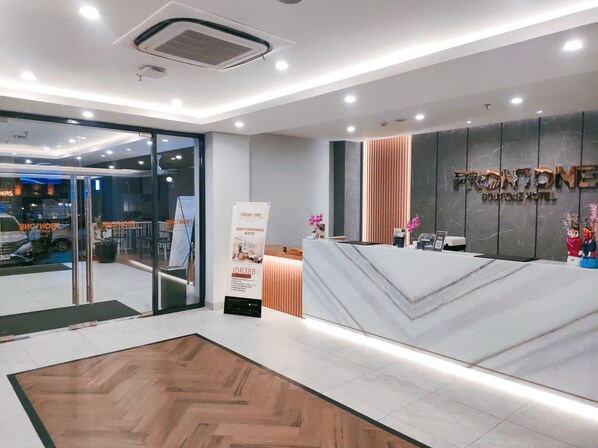 Reception - Front One Boutique Hotel Taman Anggrek (Jakarta)